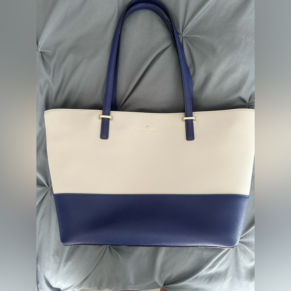 kate spade Handbags - Kate Spade $398 large handbag. Navy & cream. Excellent condition! Like new